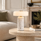 Lampe de table nomade en marbre — salon — mise en scène illustrative 2