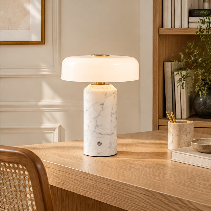 Lampe de table nomade en marbre — bureau — mise en scène illustrative 3