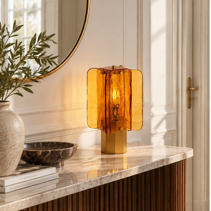 Lampe de table en verre ambré — entrée — mise en scène illustrative 1