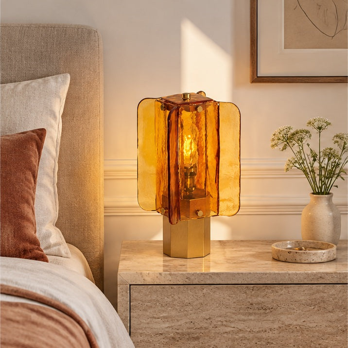 Lampe de table en verre ambré — chambre — mise en scène illustrative 2