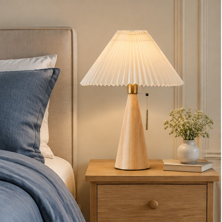 Lampe de table — Bois et tissu plissé — chambre — mise en scène illustrative 1