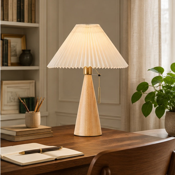 Lampe de table — Bois et tissu plissé — bureau — mise en scène illustrative 3