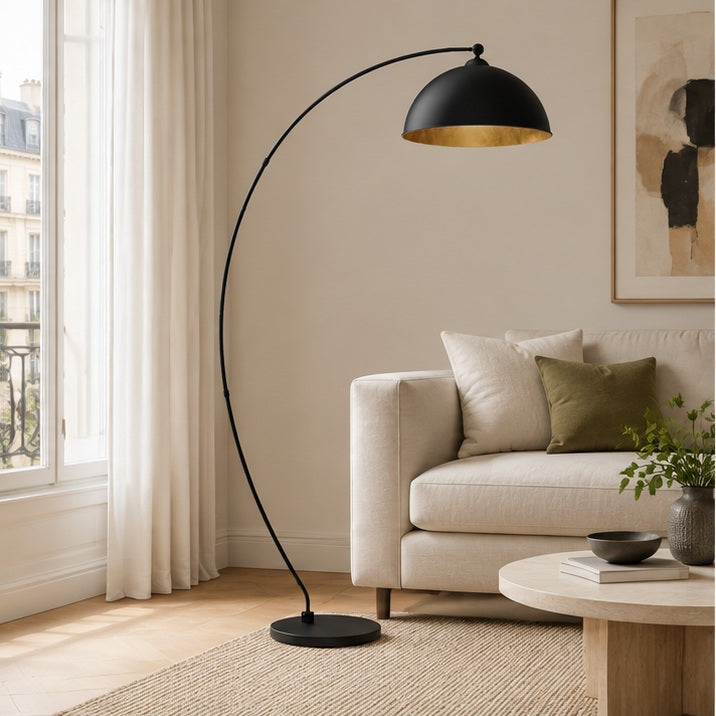 Lampadaire arqué Jonera de Lindby, noir, métal, E27, hauteur 185 cm — salon — mise en scène illustrative 1
