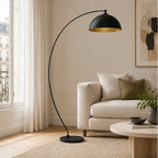 Lampadaire arqué Jonera de Lindby, noir, métal, E27, hauteur 185 cm — salon — mise en scène illustrative 1