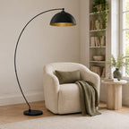 Lampadaire arqué Jonera de Lindby, noir, métal, E27, hauteur 185 cm — salon — mise en scène illustrative 2