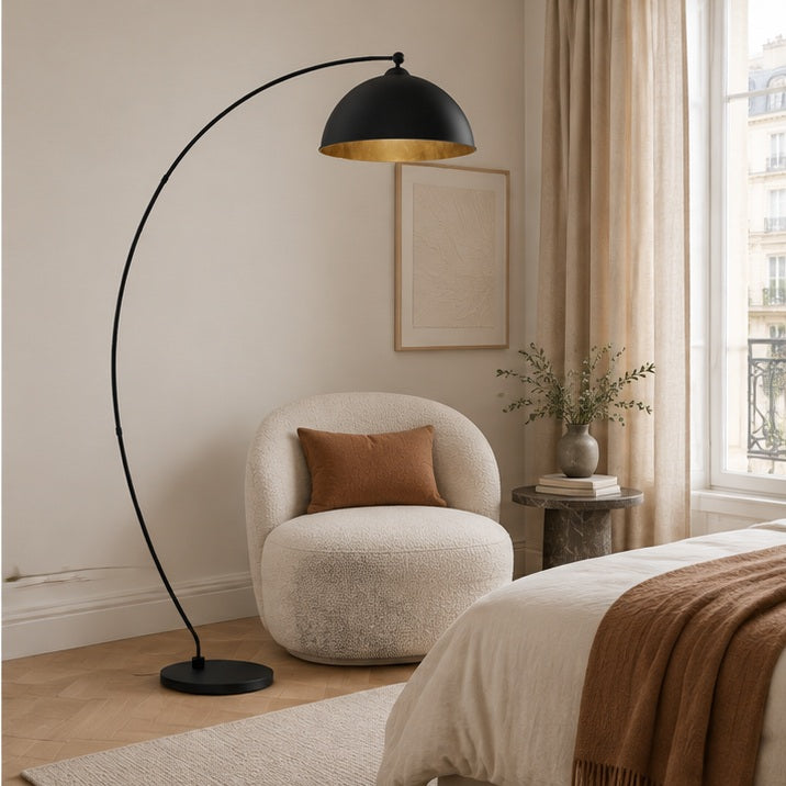 Lampadaire arqué Jonera de Lindby, noir, métal, E27, hauteur 185 cm — chambre — mise en scène illustrative 3