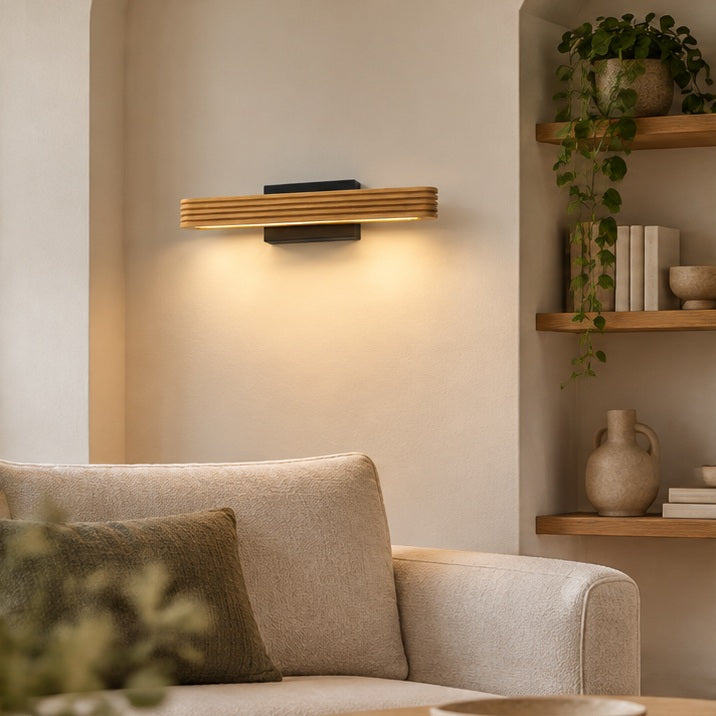 Applique murale LED Lucande Lieske, 40 cm, bois, noir — salon — mise en scène illustrative 2