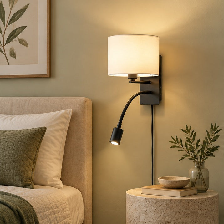 Lindby applique murale Florens, noir, lampe de lecture LED, 23,5 cm — chambre — mise en scène illustrative 2