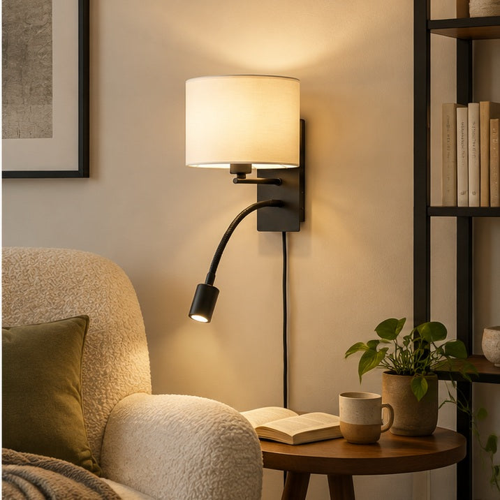 Lindby applique murale Florens, noir, lampe de lecture LED, 23,5 cm — salon — mise en scène illustrative 3