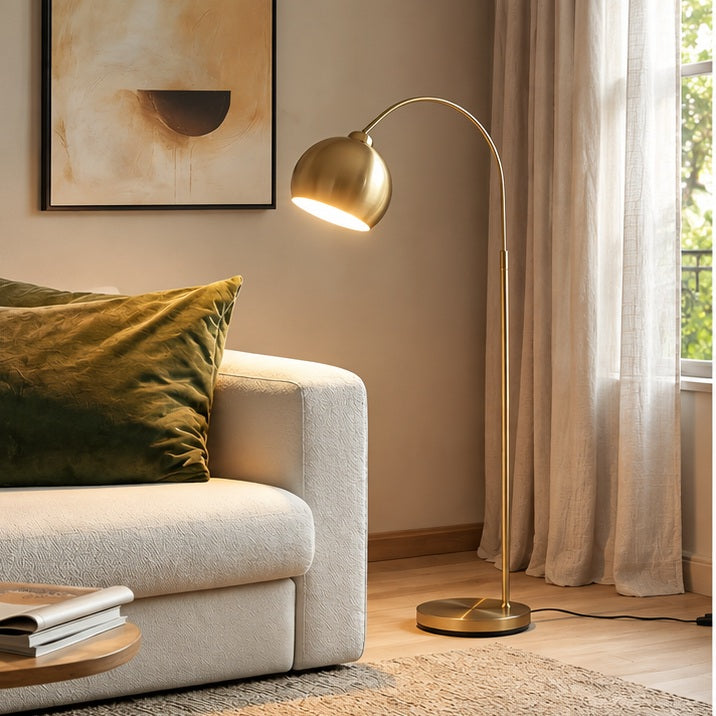 Lindby lampe à arc Moisia, couleur laiton, métal — salon — mise en scène illustrative 1
