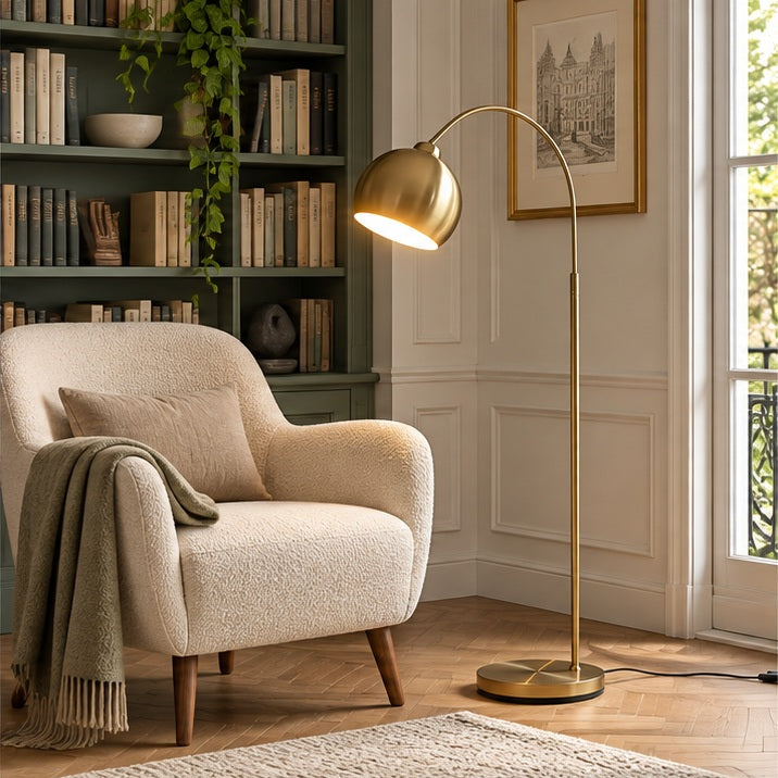 Lindby lampe à arc Moisia, couleur laiton, métal — salon — mise en scène illustrative 2