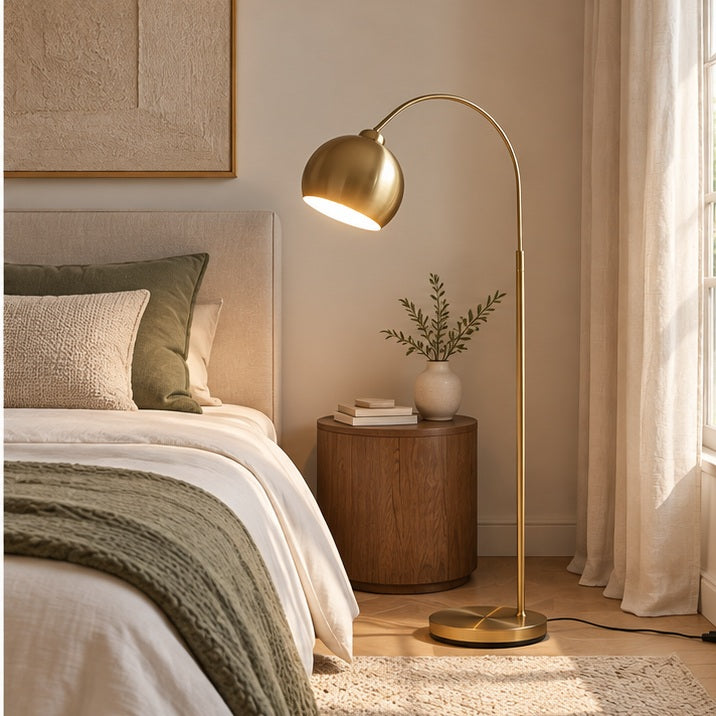 Lindby lampe à arc Moisia, couleur laiton, métal — chambre — mise en scène illustrative 3