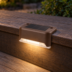 Solaire Bordure | Lampes solaires pour terrasse et escalier — Détail de la pose sur une marche, mise en scène illustrative.