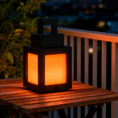 Pixelia Mini — lanterne orange posée sur une table extérieure, vue native sans télécommande.