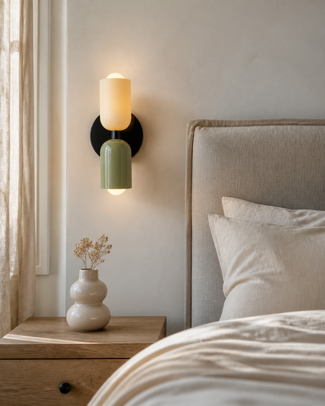 Mosaïque noir, blanc et vert dans une chambre aux tons naturels