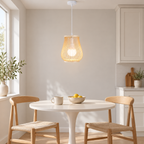 Mise en scène générée par IA à partir des photos fournisseur : suspension Naléa au-dessus d’une table ronde dans un petit coin repas.