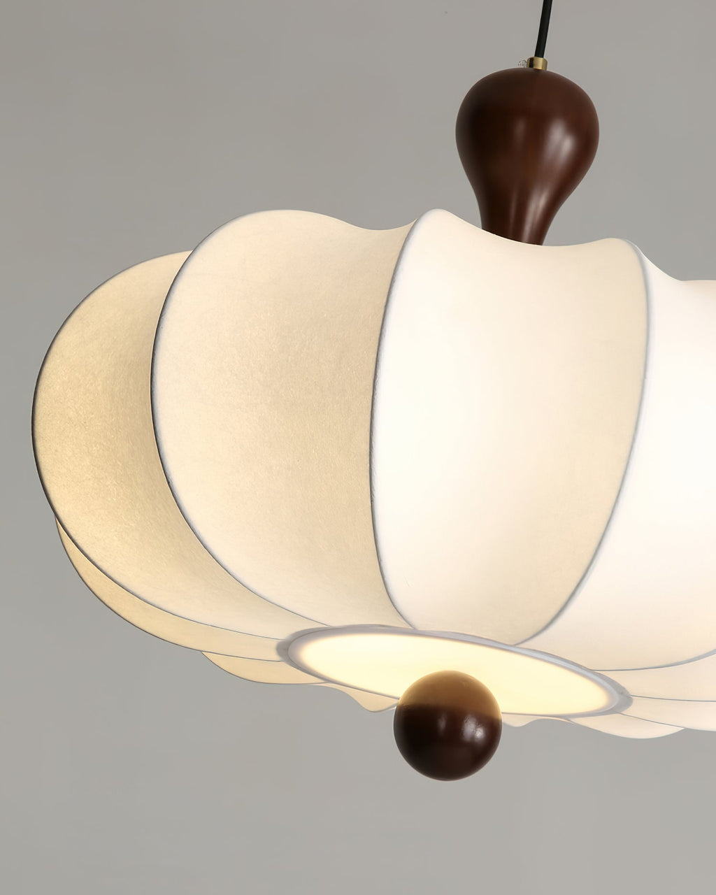 Détail du tissu blanc et du bois ton noyer de la suspension Nolune