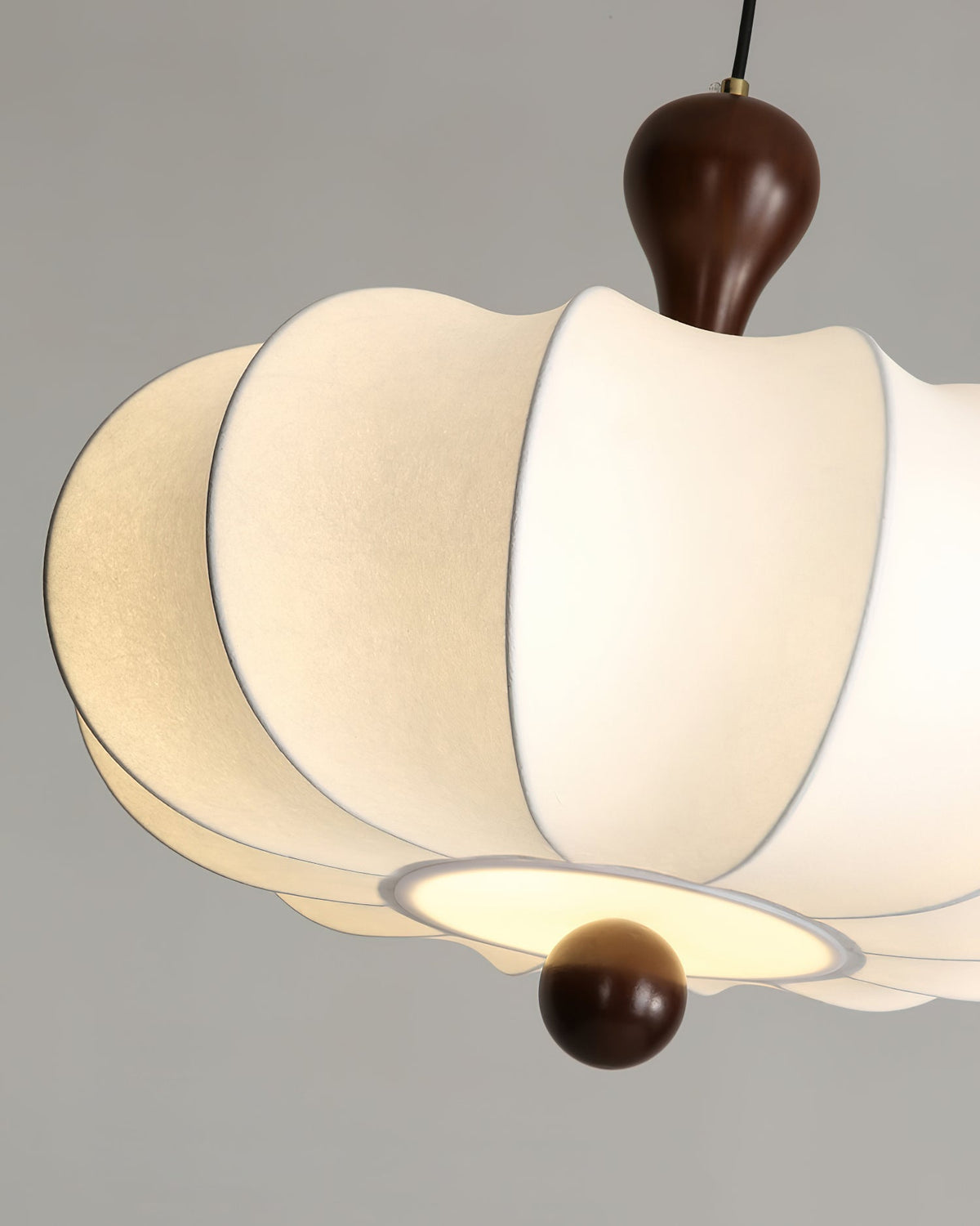Détail du tissu blanc et du bois ton noyer de la suspension Nolune