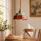 Pastille A rouge dans un coin repas — ambiance illustrative créée à partir des références ; ampoule et décor non inclus.
