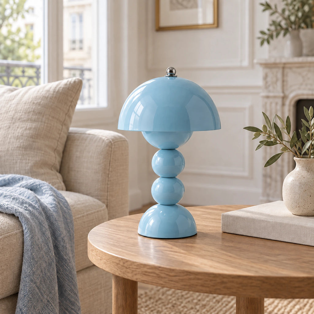 Perlina bleu ciel sur une table d’appoint