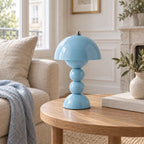 Perlina bleu ciel sur une table d’appoint