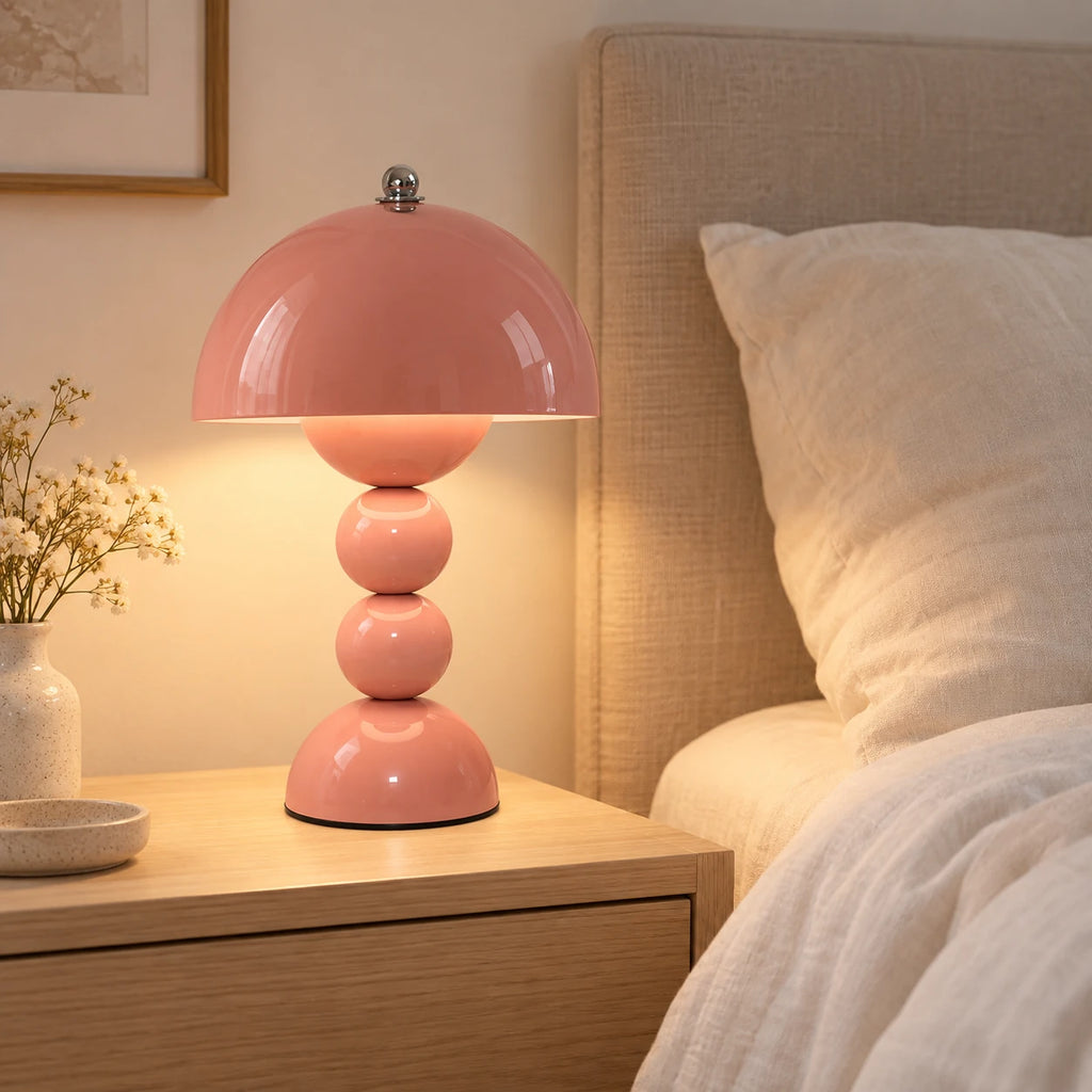 Perlina rose sur une table de chevet