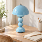 Perlina bleu ciel sur un bureau