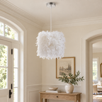 Suspension blanche à l’aspect plumeux, format 23 cm, dans un décor entree ivoire