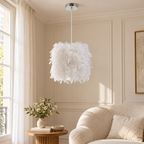 Suspension blanche à l’aspect plumeux, format 23 cm, dans un décor lecture claire