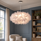 Suspension blanche à l’aspect plumeux, format 45 cm, dans un décor bibliotheque bleue