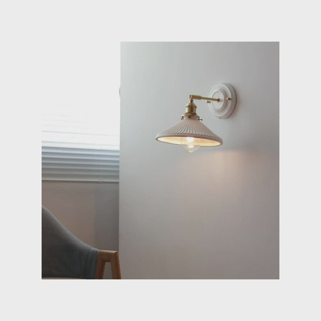 Améthis, variante A — applique conique crème, trois photographies de présentation. 12 secondes, sans son ; décor non inclus.