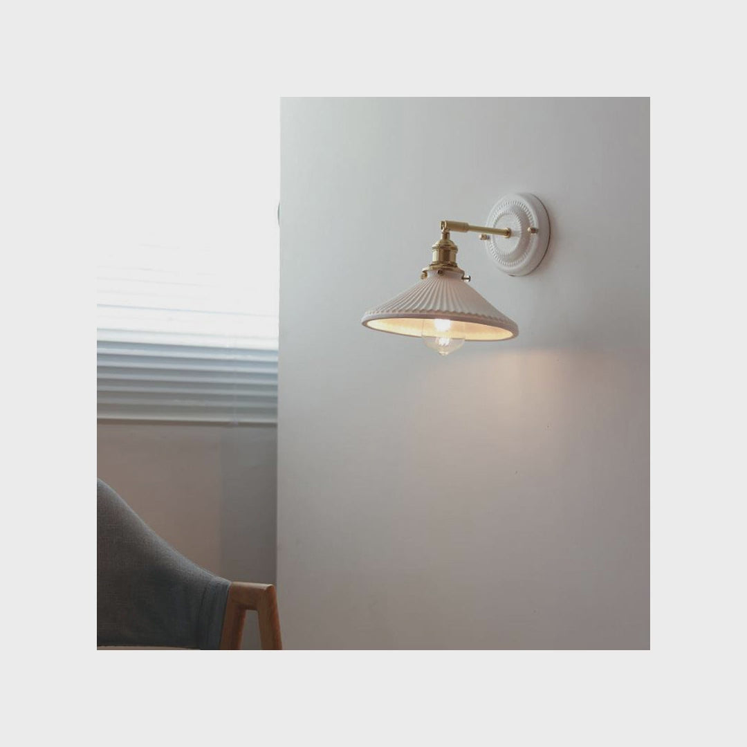 Améthis, variante A — applique conique crème, trois photographies de présentation. 12 secondes, sans son ; décor non inclus.
