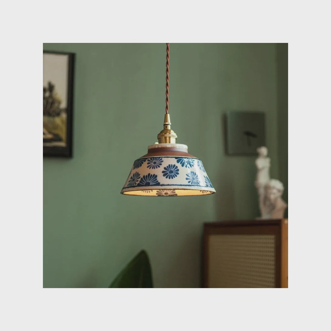 Bleuet — suspension à fleurs bleues de 18 cm, vue du corps et détails intérieur et extérieur. 12 secondes de photographies, sans son ; ampoule et décor non inclus.