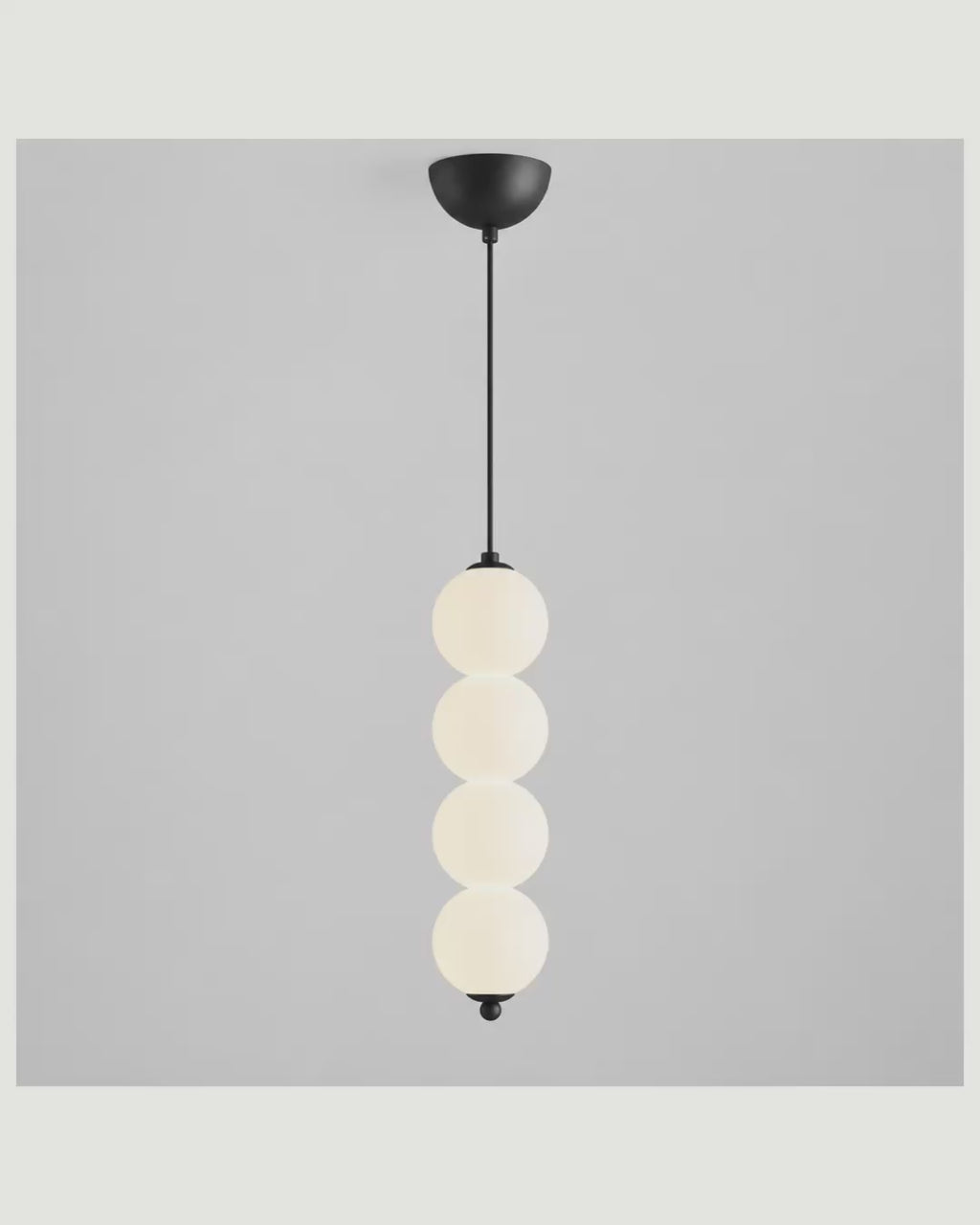 Orbe à quatre globes — présentation des finitions noire et dorée, luminaires vendus à l’unité ; montage illustratif de 12 secondes, sans démonstration de fonctionnement.