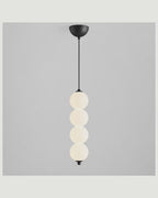 Orbe à quatre globes — présentation des finitions noire et dorée, luminaires vendus à l’unité ; montage illustratif de 12 secondes, sans démonstration de fonctionnement.