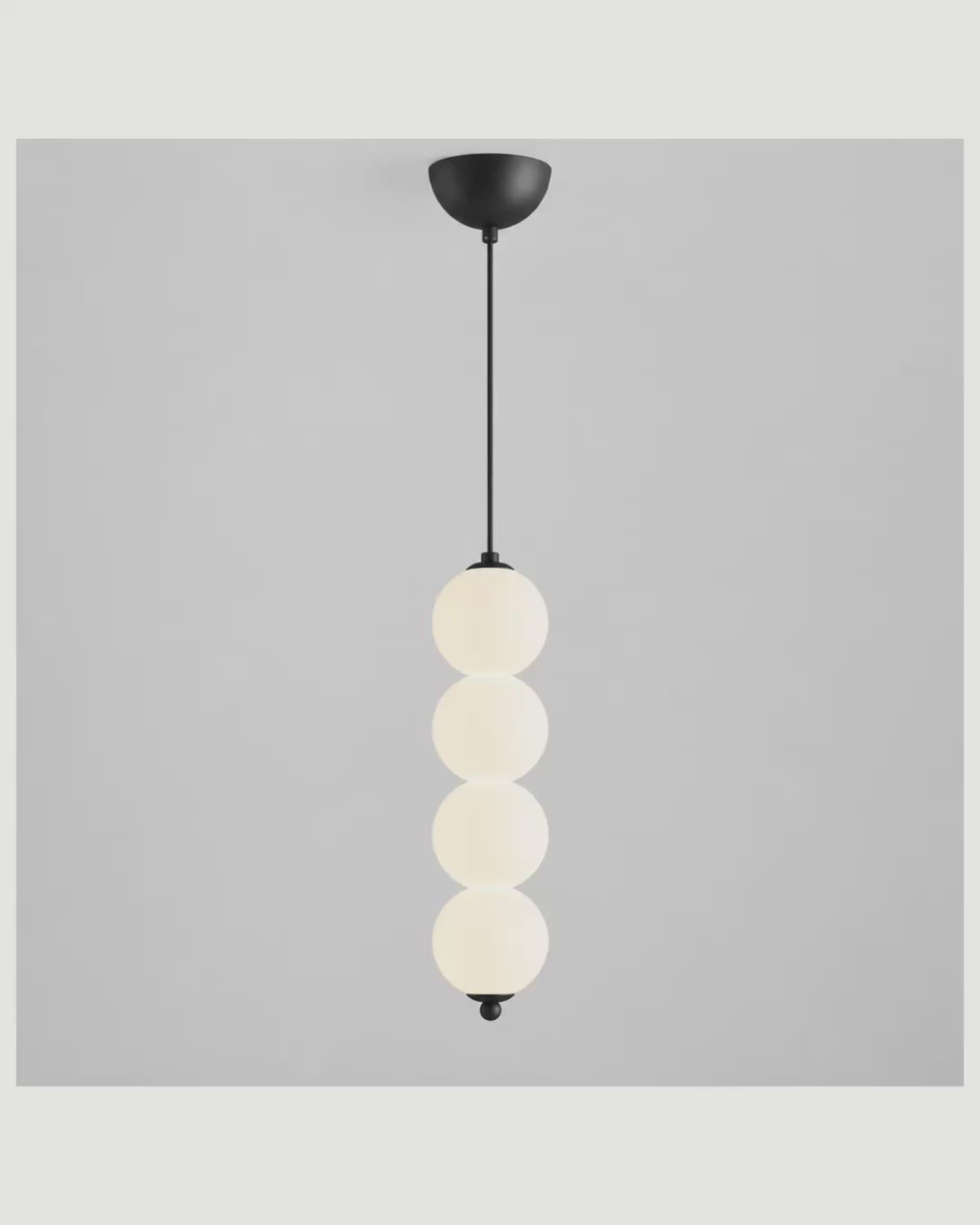 Orbe à quatre globes — présentation des finitions noire et dorée, luminaires vendus à l’unité ; montage illustratif de 12 secondes, sans démonstration de fonctionnement.