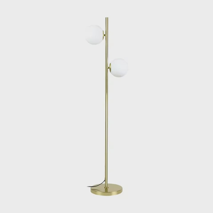 Gémelle — présentation photographique du lampadaire doré à deux globes blancs, vue entière et trois mises en situation du modèle exact.
