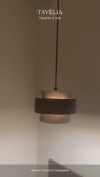 Tavélia — Suspension en travertin et bois, présentation du modèle.