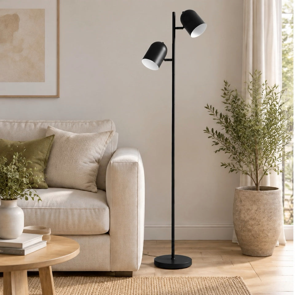 Isara — lampadaire noir dans trois intérieurs, vidéo de 12 secondes