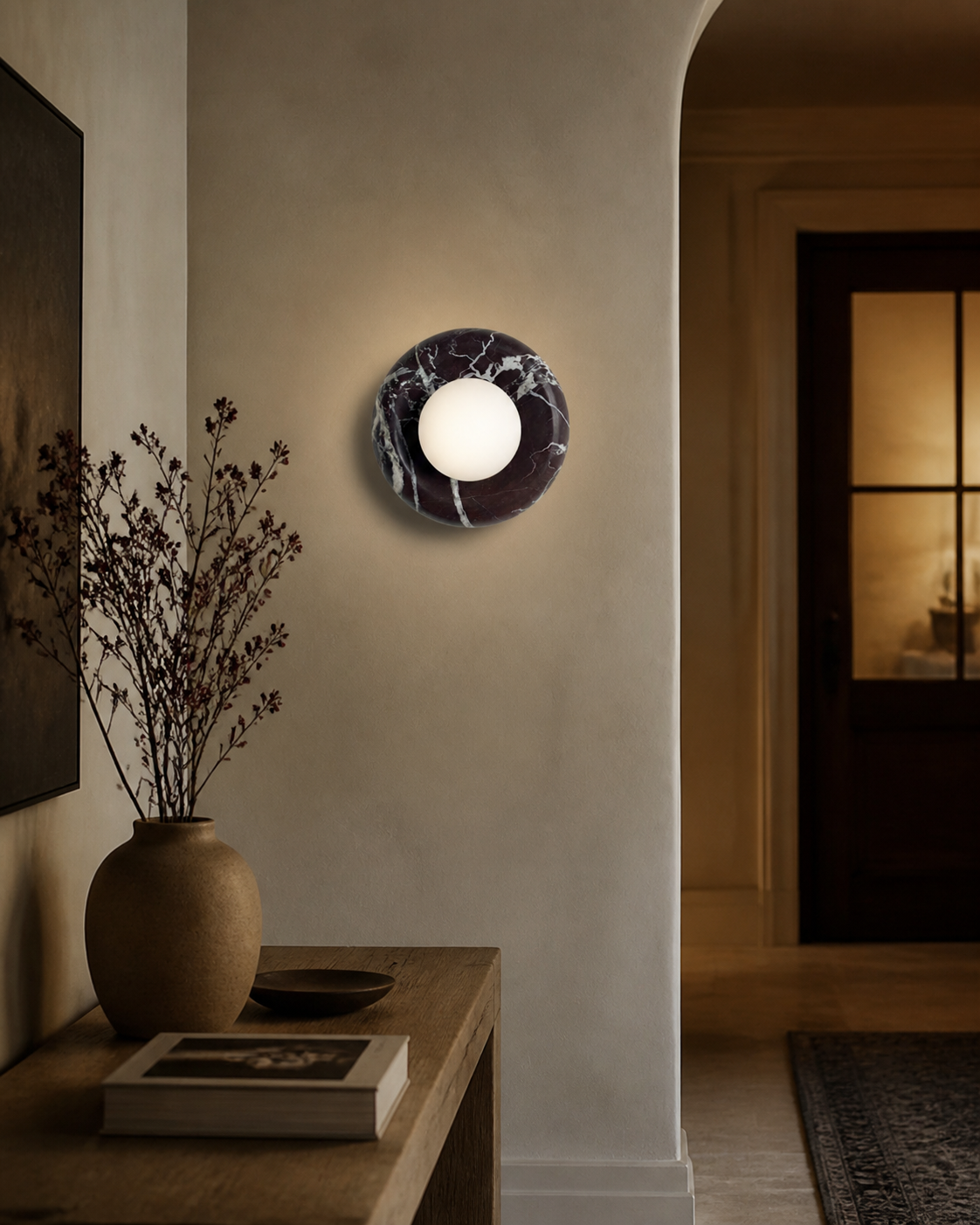 RUBI Violet Bulgari, applique murale dans une entrée chaleureuse