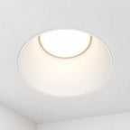 Share Blanc — intégration au plafond, mise en scène illustrative.