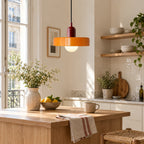 Sixties bordeaux et orange — suspension au-dessus d’un îlot de cuisine.
