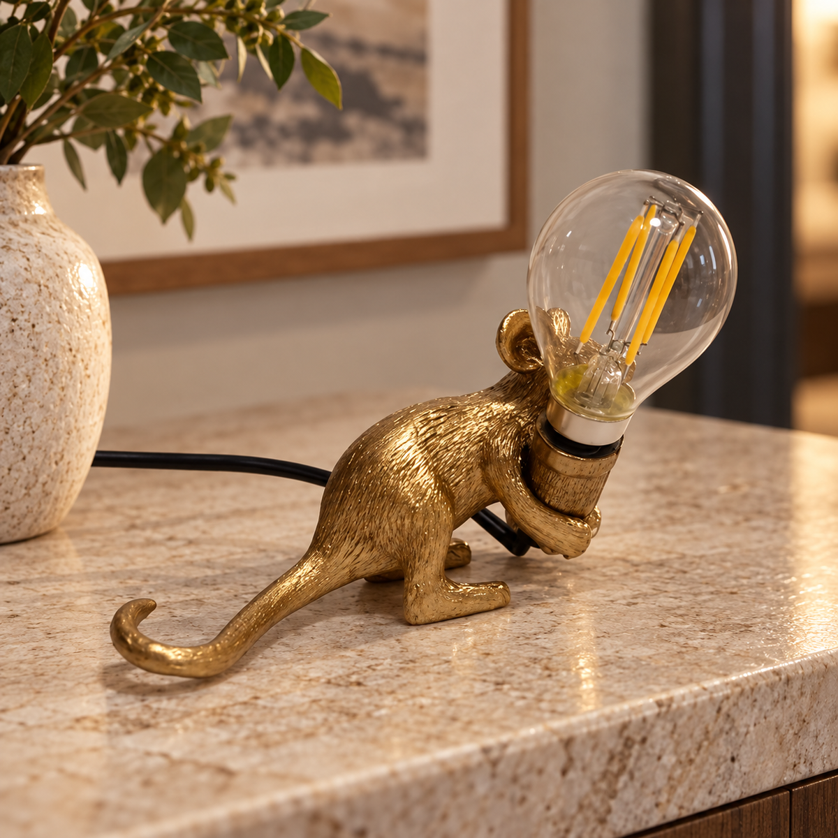 Lampe souris dorée — décor illustratif 3