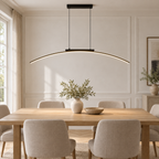 Suspension LED en arc noire dans une salle à manger — mise en situation illustrative
