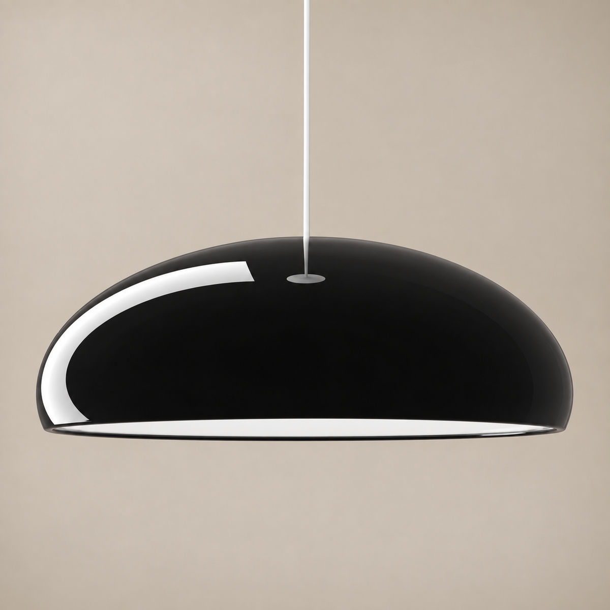 Suspension dôme noire — visuel retouché sur fond neutre