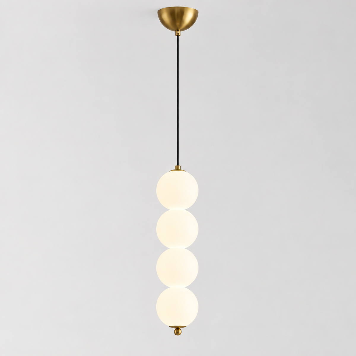 Suspension à quatre globes blancs, finition dorée — vendue à l’unité