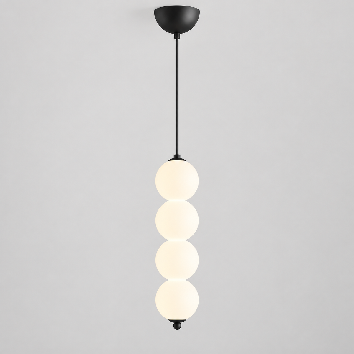 Suspension à quatre globes blancs, finition noire — vendue à l’unité