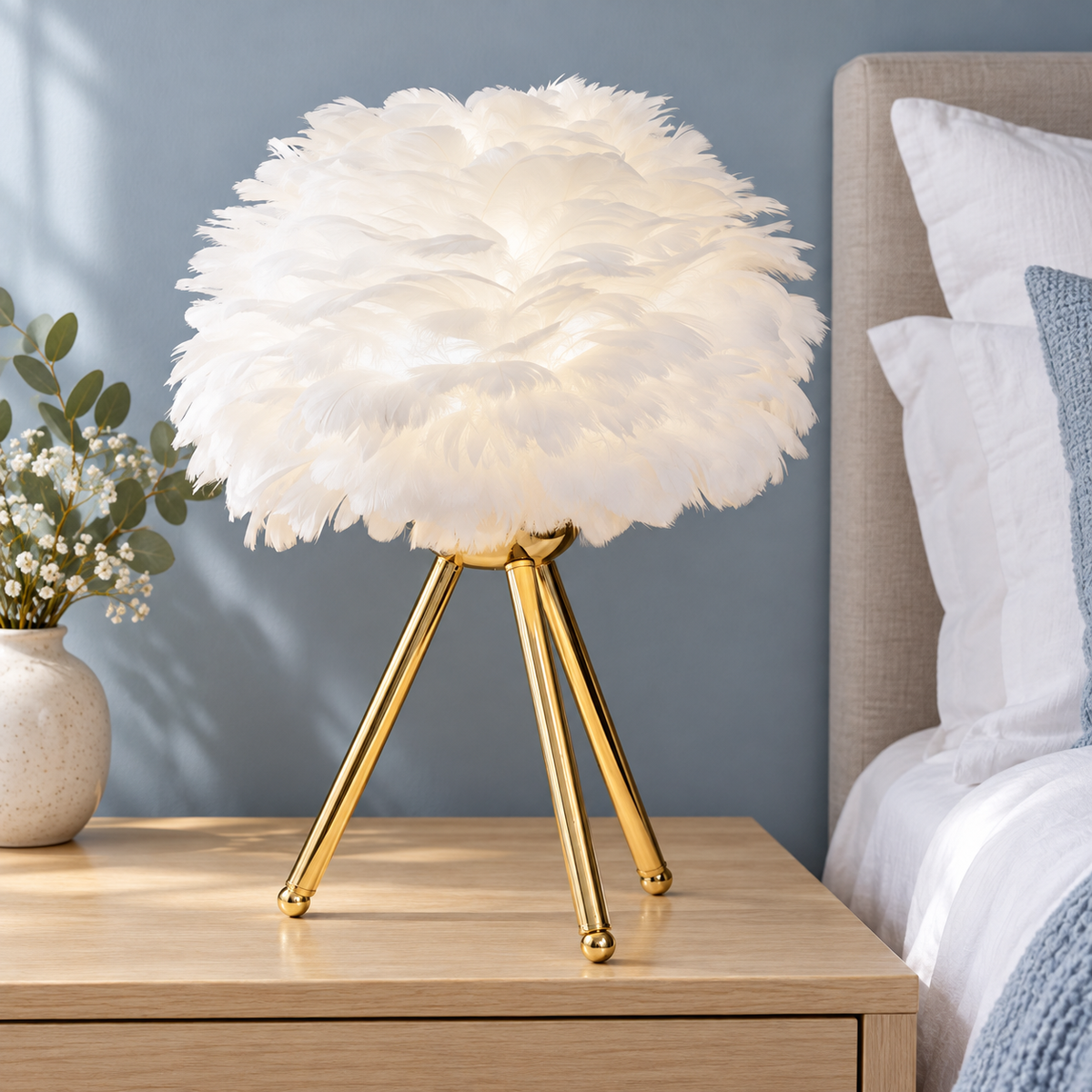 Lampe à trépied doré, abat-jour blanc sur un chevet en chêne — mise en scène