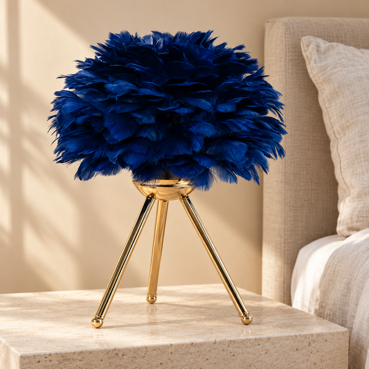 Lampe à trépied doré, abat-jour bleu sur un chevet en pierre — mise en scène