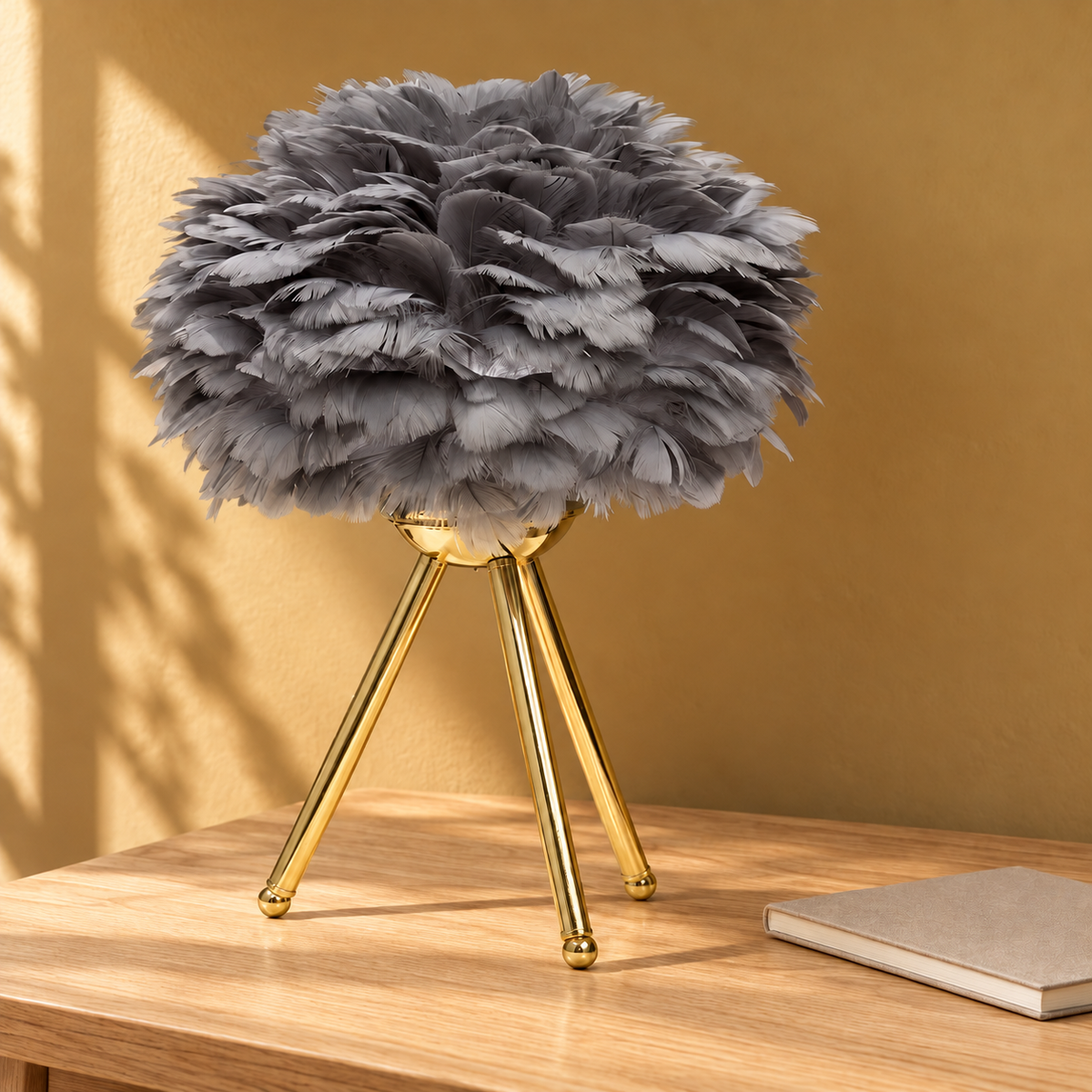 Lampe à trépied doré, abat-jour gris sur un bureau ocre — mise en scène
